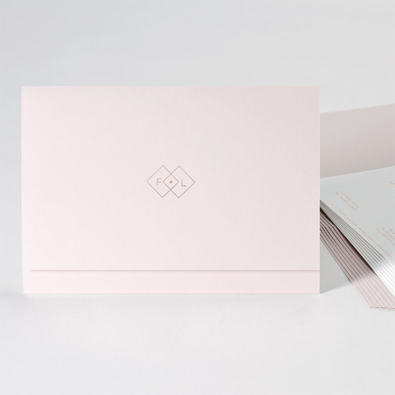 Product Luxe trouwuitnodigingen met nude pochette en offwhite inlegkaart