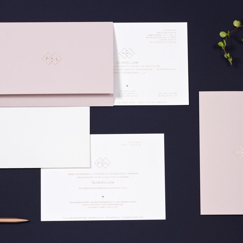 Luxe trouwuitnodigingen met nude pochette en offwhite inlegkaart