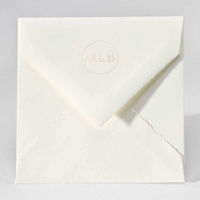 Enveloppe in handgeschept papier met foliedruk (17,0 x 17,0 cm)