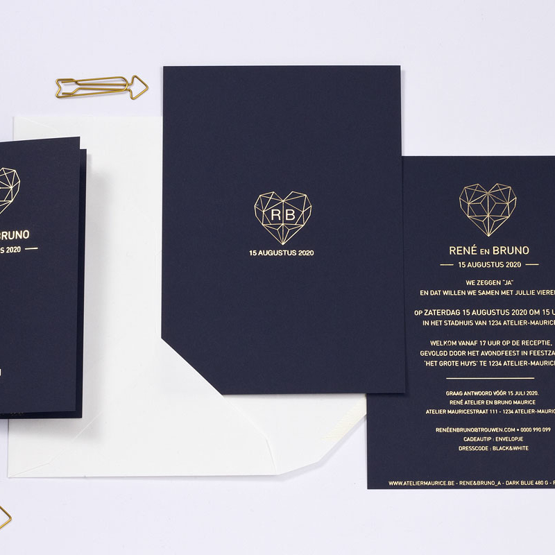 Marineblauwe trouwuitnodigingen met goudfolie en geometrisch design