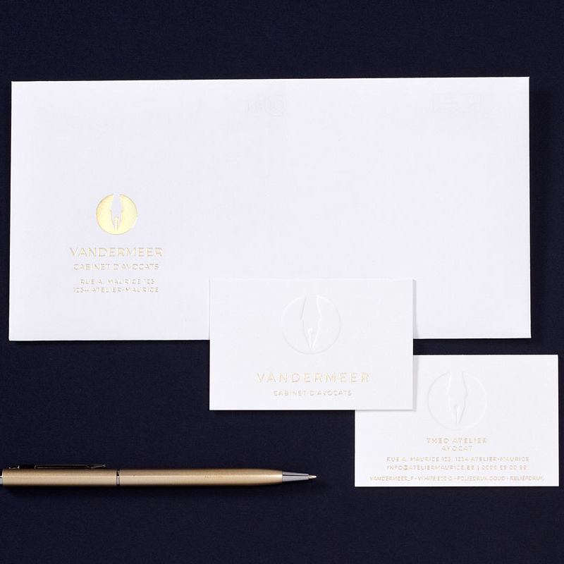 Witte enveloppe met opdruk logo in goudfolie (22,0 x 11,0 cm)
