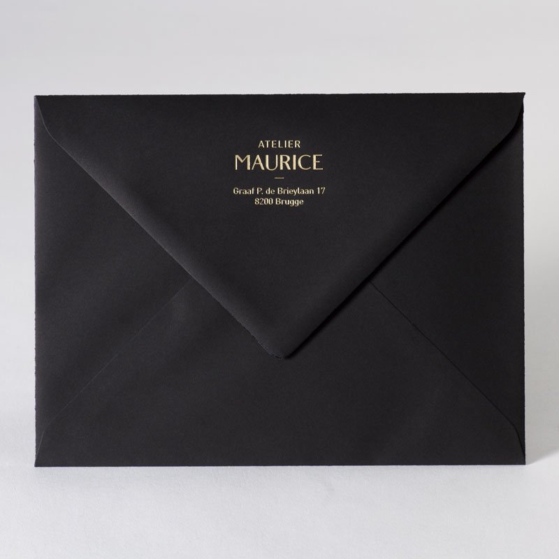Zwarte enveloppe met puntklep en afwerking in goudfolie (21,5 x 16,5 cm)